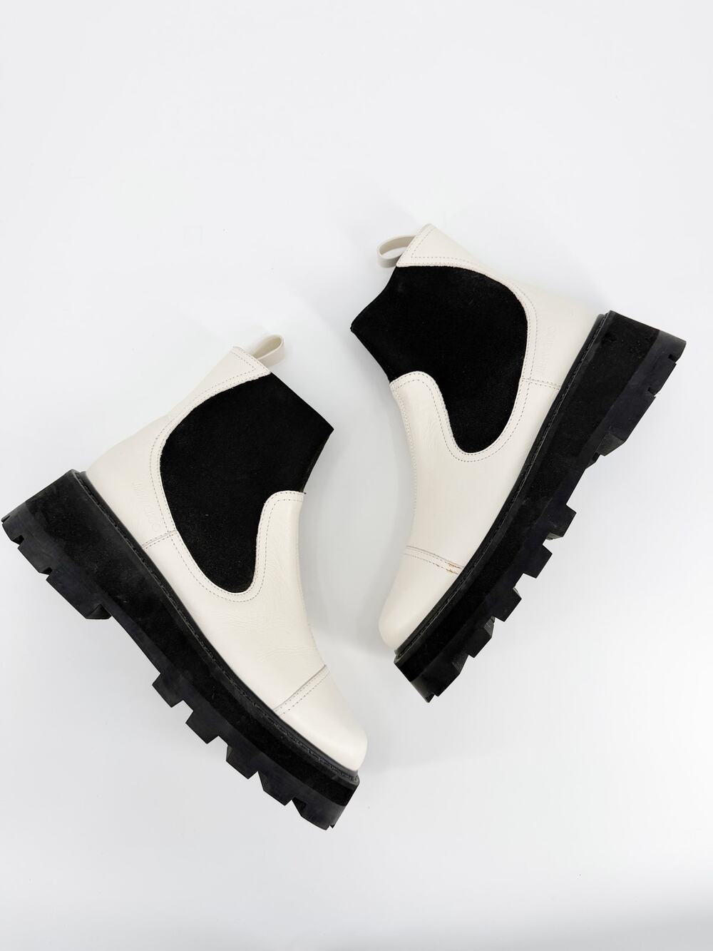 Jimmy Choo Clayton White Leather Lug Sole Chelsea Ankle Boots 39 EU 8.5 9